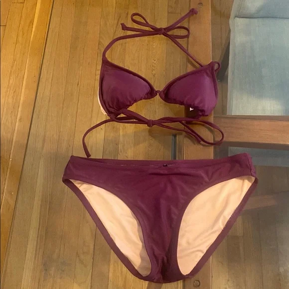 Bathing suits - Picture 2 of 4